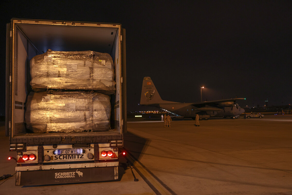 Çeşitli ülkelerden gelen yardımlar İstanbul'dan askeri uçaklarla deprem bölgesine gönderiliyor.