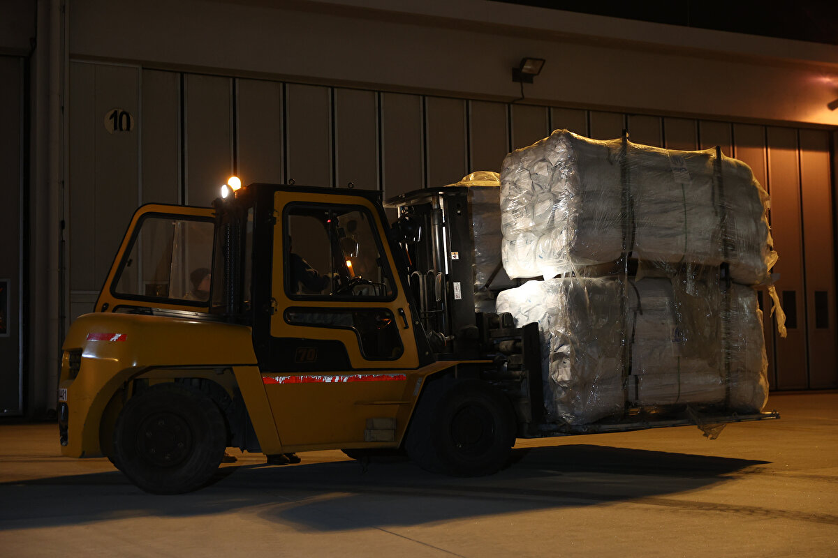 Türkiye'ye yollanan çadır ve giysiler, TSK'ya ait askeri kargo uçaklarıyla deprem bölgesine naklediliyor.