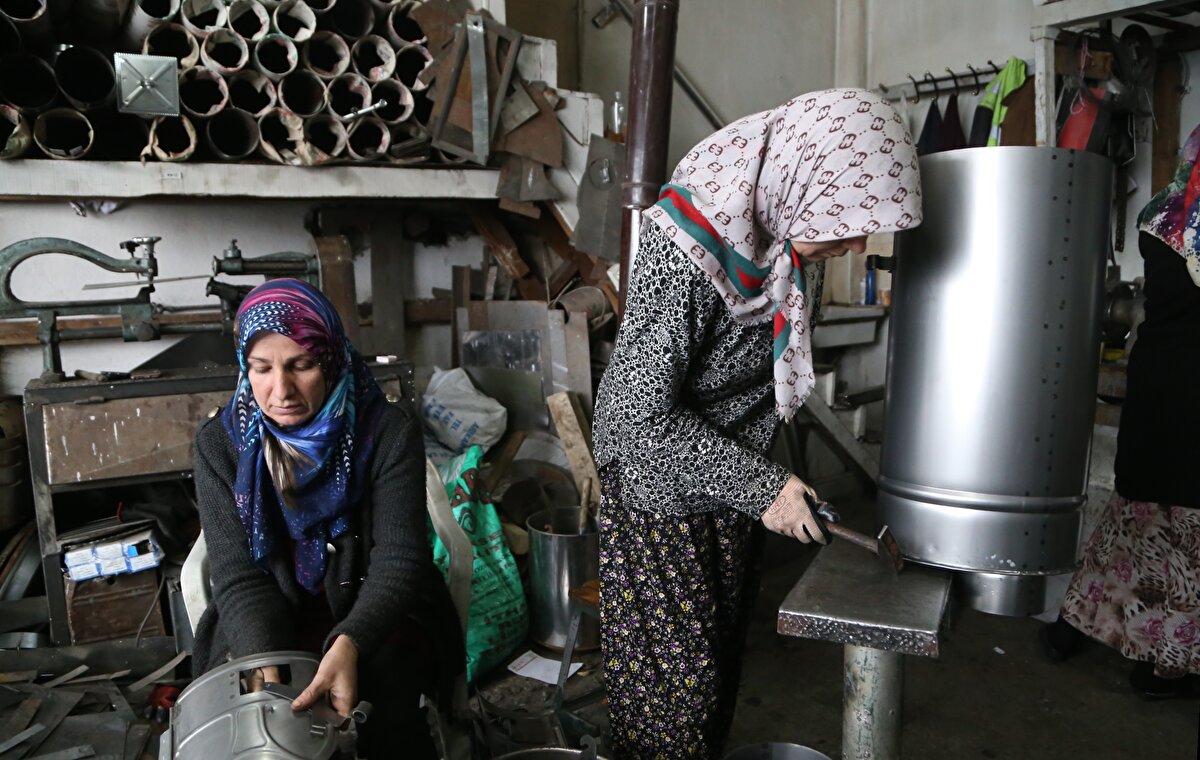 Meral Hüseyinbaş da deprem bölgesine yardım için kayınbiraderinin dükkanına geldiğini anlatarak, "Oradaki insanlar soğuktan çırpınırken biz evimizde duramazdık. Sobanın parçalarını kesiyorum, çalışanların yemeklerini yapıyorum. Deprem bölgesinde sıkıntılı günler yaşanıyor. Kimisi içeride kimisi dışarıdayken, onlar orada dururken biz sıcak sobanın başına oturamazdık. Belki biraz yaraları dindirebiliriz, elimizden geldiği kadar." diye konuştu.<br>