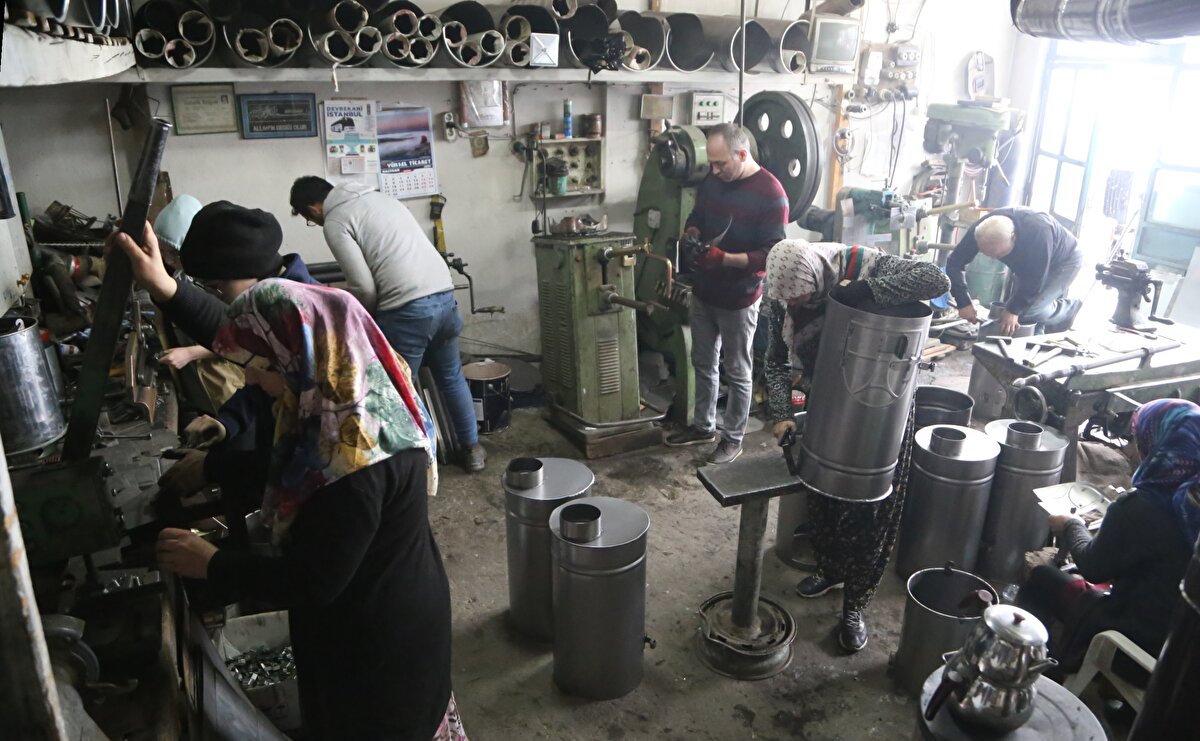 Fen bilgisi öğretmeni Özgür Hüseyinbaş ise ağabeyine yardım için geldiğine işaret ederek, "Öğretmenim ama baba mesleği olduğu için biz de bu mesleği öğrendik. Soba imalatına ihtiyaç olduğunu öğrendik. Ben de ağabeyimin yanına geldim. Kardeşlerim, akrabalarım ve yeğenlerimizle bu zor günlerde çalışarak soba üretiyoruz. İnşallah oradaki insanlara faydamız dokunur." ifadelerini kullandı.