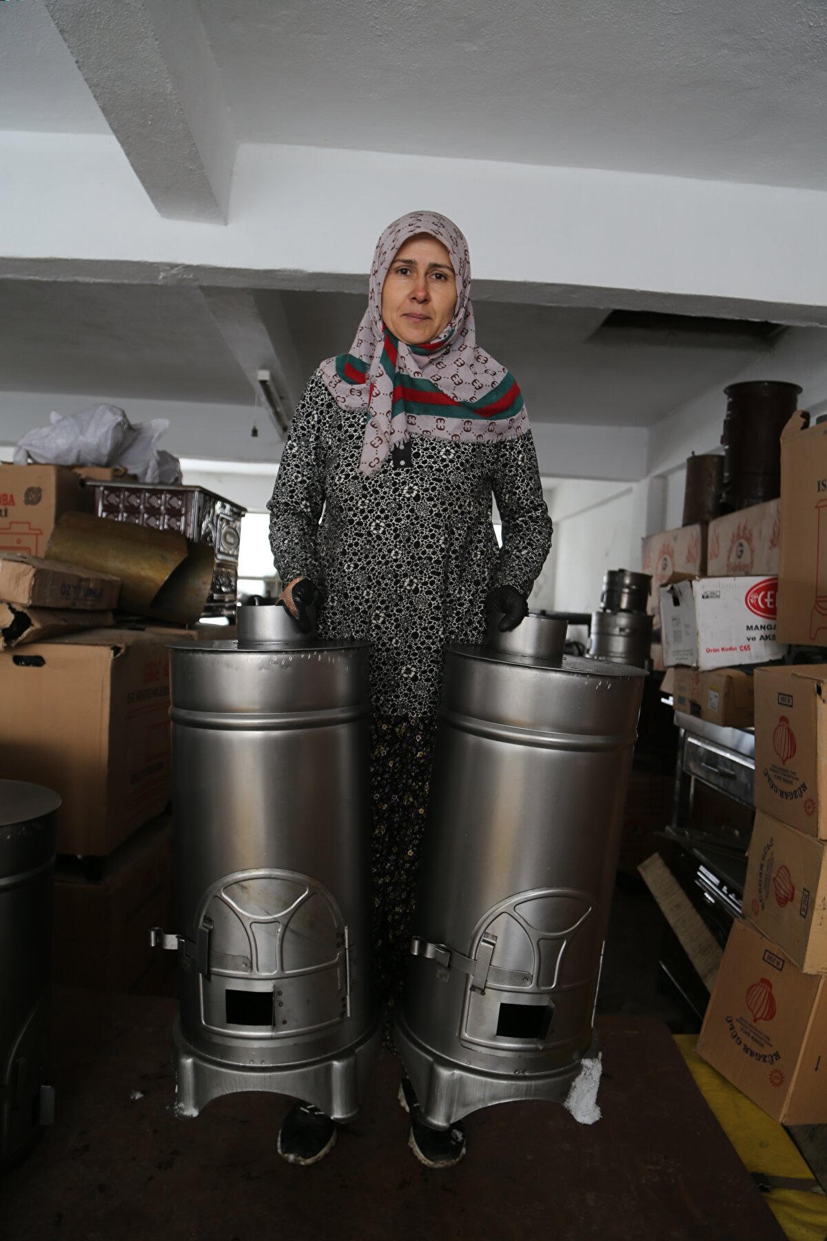 Aile üyelerinden Naciye Sapmaz, AA muhabirine, ülke olarak zor günlerden geçtiklerini söyledi. Ağabeyine yardım ettiklerini belirten Sapmaz, "Aslında başka ilçede yaşıyorum. Deprem bölgesine soba üretildiğini duyunca yardım için çocuklarla toplandık, ağabeyimin yanına geldik. Elimizden geldiği kadar yetiştirmeye çalışıyoruz. Orada sobaya çok ihtiyaç varmış. Allah'ım oradaki herkese yardım etsin. Çalışanlarımızdan Allah razı olsun." dedi.