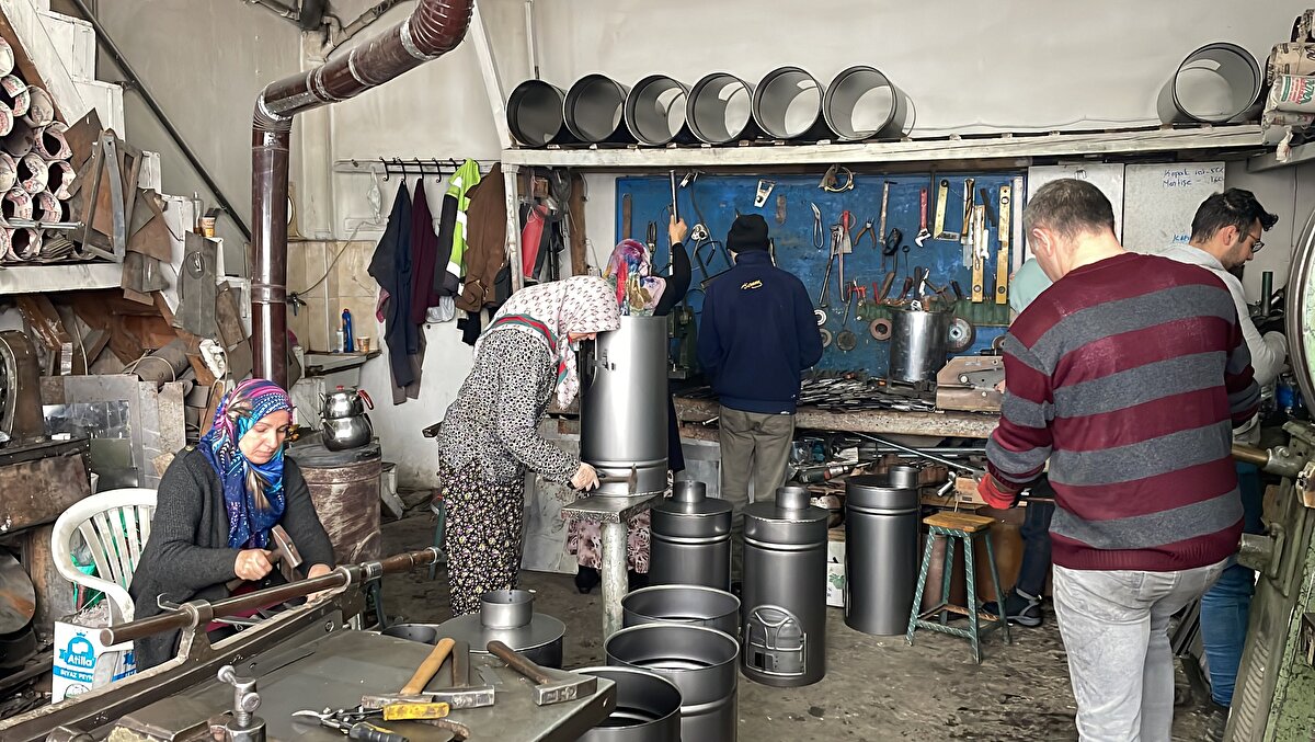 Aile, kısa sürede bin soba üretip deprem bölgesine göndermeyi hedefliyor.