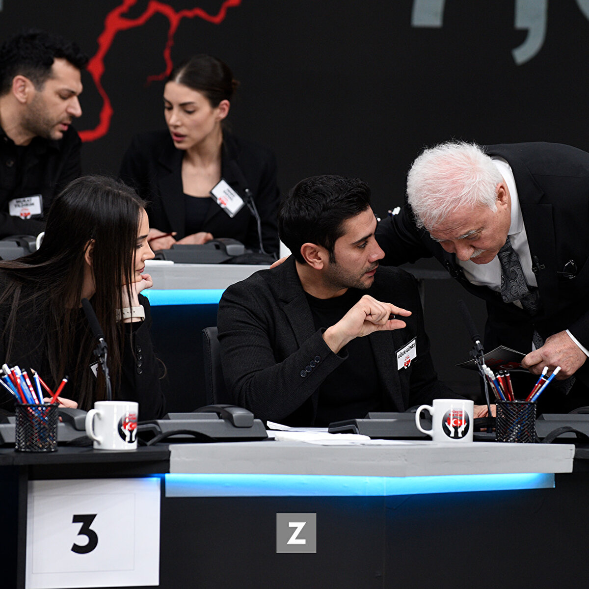 13 yaşındaki İsmail Yılmaz, harçlık olarak biriktirdiği 400 lirayı, Burak Nizamlar 100 lirayı, Meral Budak 250 lirayı, İbrahim Urgun 300 lirayı, Harun Kondak 100 lirayı bağışladı.<br><br>Zeynep Uzunboy, 10 arkadaşıyla aralarında topladıkları burs paraları olan 15 bin lirayı bağışladığını açıkladı.<br><br>Depremde yakınlarını kaybeden Murat ve Bilgehan Dönmezer çifti, 50 bin lira bağışta bulundu.