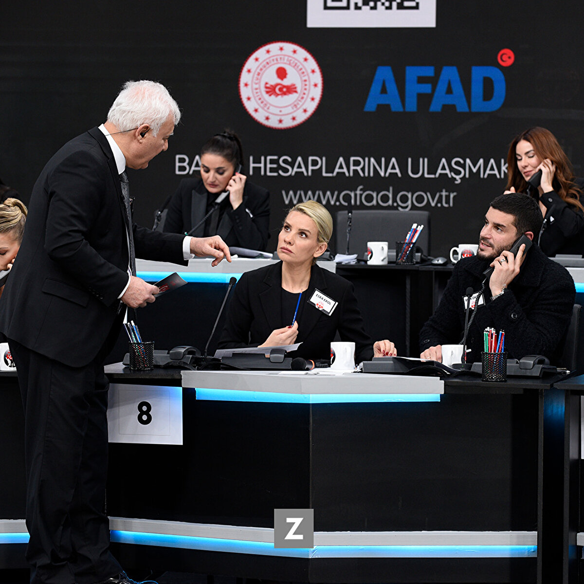 Necmettin Kaya, zekat parası olan 15 bin lirayı bağışladı.<br><br>Antalya'dan Yüksel Çimeç, iki kızının akıllı saat almak için biriktirdikleri 2 bin 200 lirayı, kendisinin de hac için biriktirdiği 60 bin lirayı bağışladığını bildirdi.<br><br>1999 yılındaki Gölcük depremini yaşayan emekli astsubay Özcan İleri, mart ayının emekli maaşı olan 13 bin lirayı bağışladı.