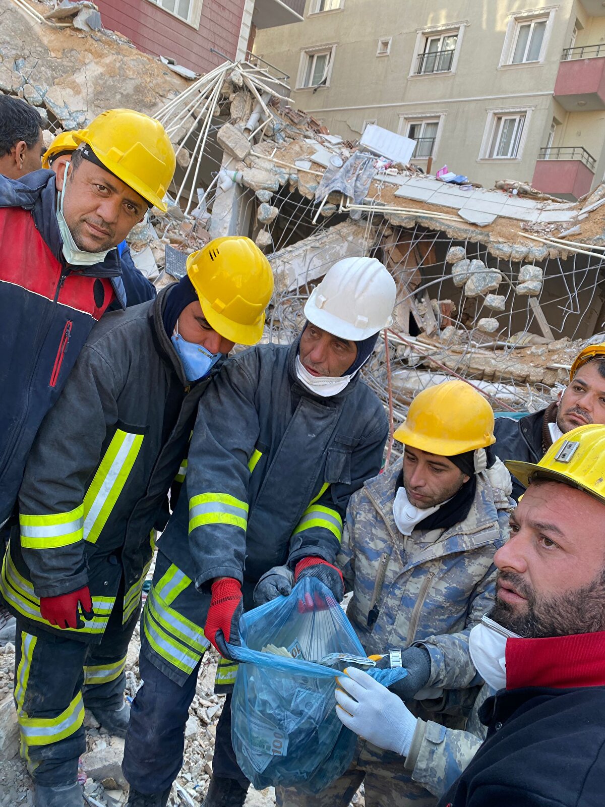 Kurtarma ekiplerinin enkazda buldukları döviz ile ziynet eşyaları koruma altına alınıp tutanak tutularak yetkililere teslim edildi.<br><br>İtfaiye amiri Samet Karateke, yaptığı açıklamada, depremin ardından bölgeye giderek arama kurtarma ve yardım faaliyetleri yürüttüklerini söyledi.<br><br>Enkazdaki çalışma sırasında döviz ve ziynet eşyasına rastlayınca durumu yetkililere bildirdiklerini anlatan Karateke para ve altınların kayıtlarını yaparak güvenlik güçlerine teslim ettiklerini belirtti.