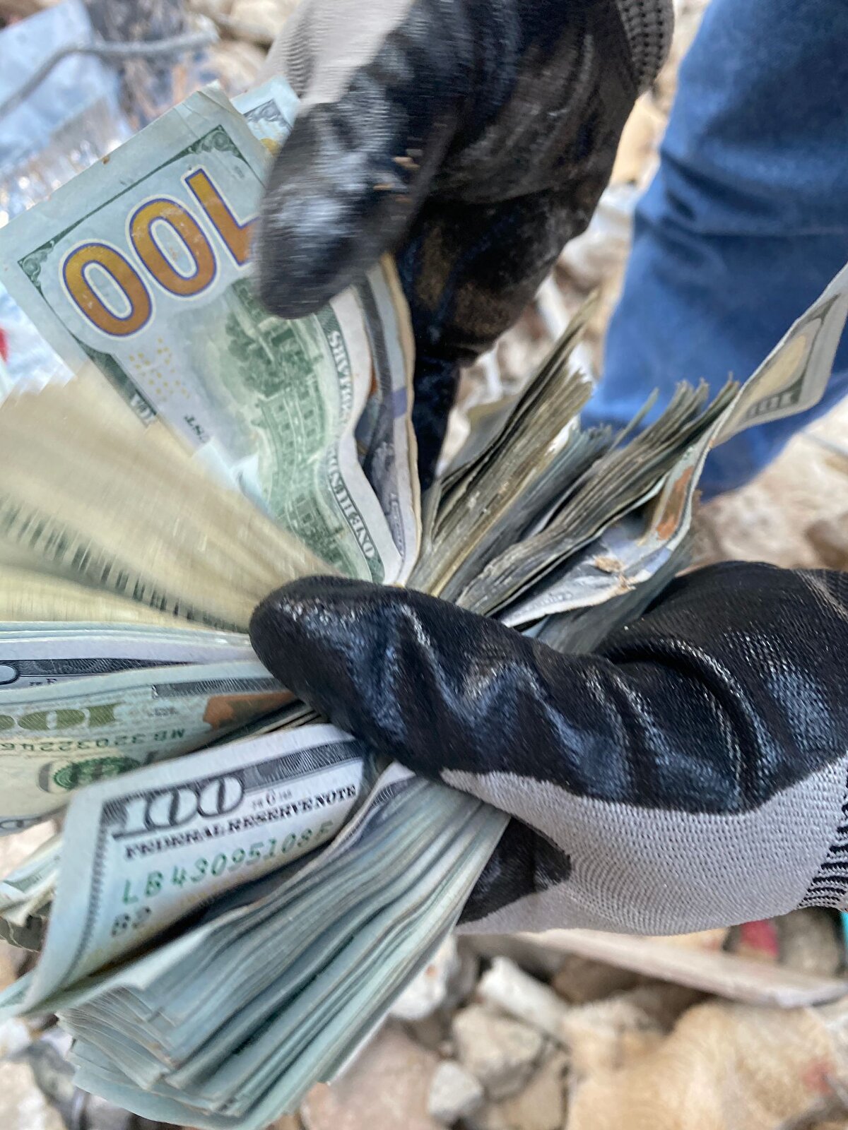 Türkiye'nin dört bir yanından arama kurtarma ekiplerinin akın ettiği deprem bölgesinde bulunan Denizli itfaiye personeli, Hatay merkezde katıldıkları çalışmalarda Saraykent Mahallesi 3011 Sokak'taki bir enkazda poşette döviz ile küçük çantada ziynet eşyaları buldu.<br>