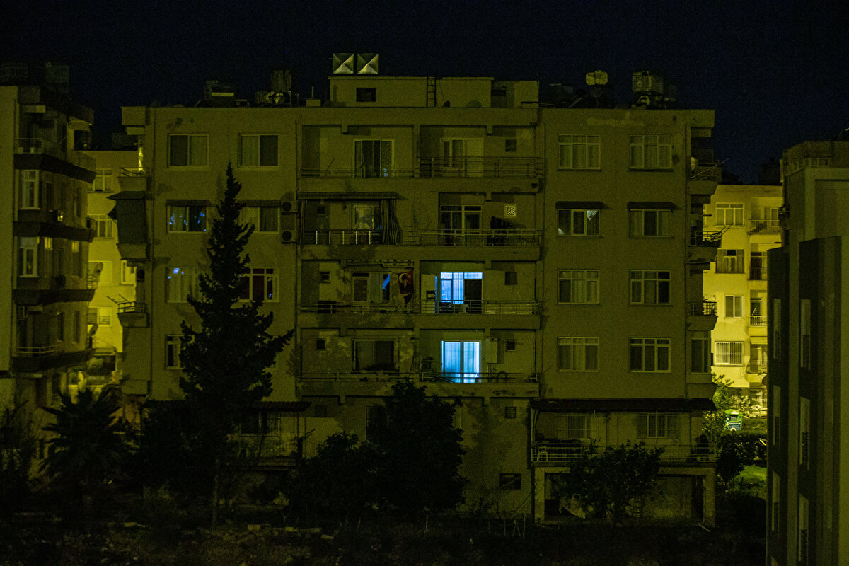 İsmet İnönü Mahallesi'nde yaşayan Ahmet Kocadölü, yaptığı açıklamada, ilk depremden bu yana her gün aynı apartman dairesinin ışığının yandığını söyledi.<br>