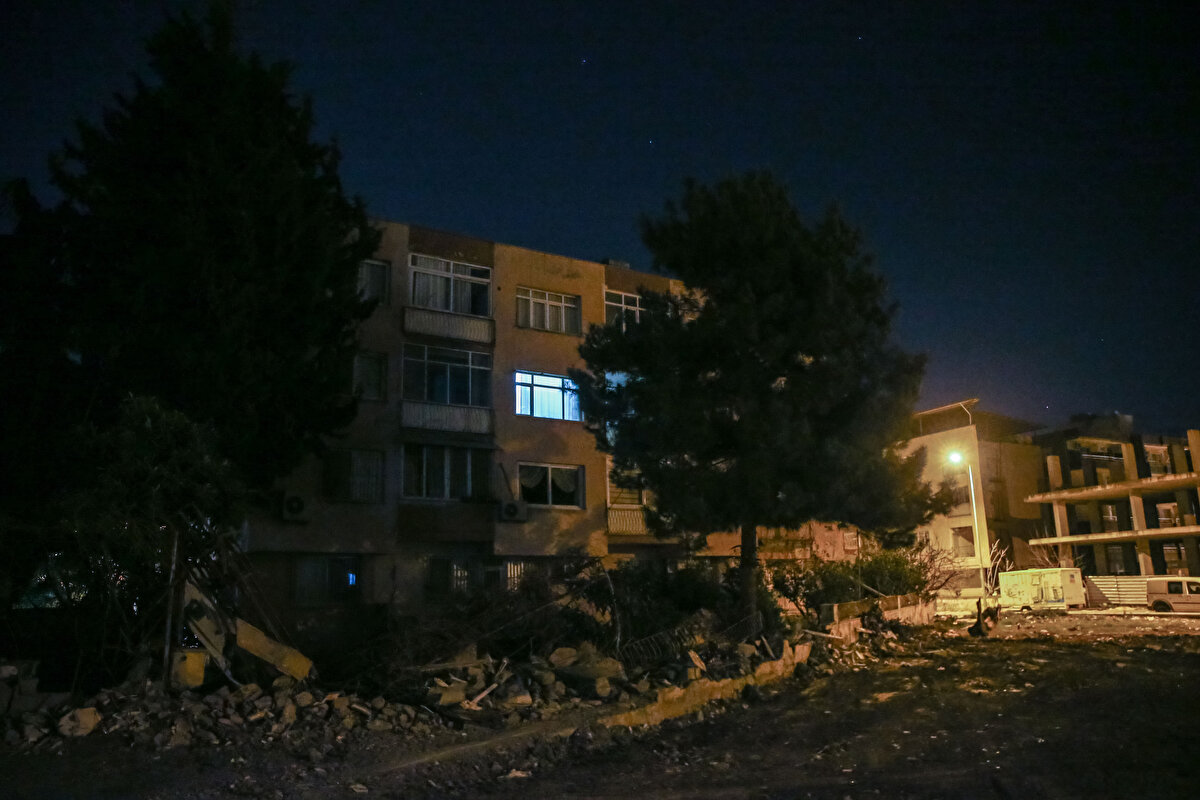 Kimi apartman sakinleri ilçeyi terk ederken, bazıları kurulan çadırlarda yaşamlarını sürdürüyor.<br><br>Bu dairelerden bazılarında ışıkların açık kaldığı dikkati çekerken, kimilerinin ise sahipleri tarafından güvenlik amacıyla açık bırakıldığı öğrenildi.