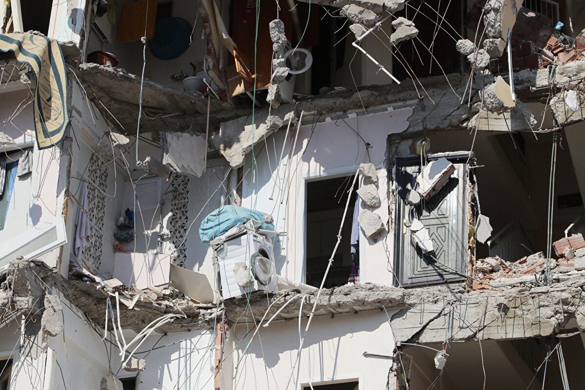 Tüm ölçüm ve gözlemler kroki ve fotoğraflarla belgelenecek. Betondan numune alınmadan önce taşıyıcı elemanlar fotoğraflanacak.<br><br>Düşey taşıyıcılardan toplamda en az 3 numune alınacak. Karot nominal çapı en az 10 santimetre olacak. Fotoğraflanacak karot numunesinin nereden alındığı belirtilecek.<br><br>Alınan tüm karot örnekleri patpatlı torbalara konulacak, kutulanarak saklanacak ve taşınacak. Numune yüksekliğinin çapına oranı en az 2 olacak. Maksimum "agrega dane" boyutu resim ile belirtilecek ve bu numuneler donatı içermeyecek.