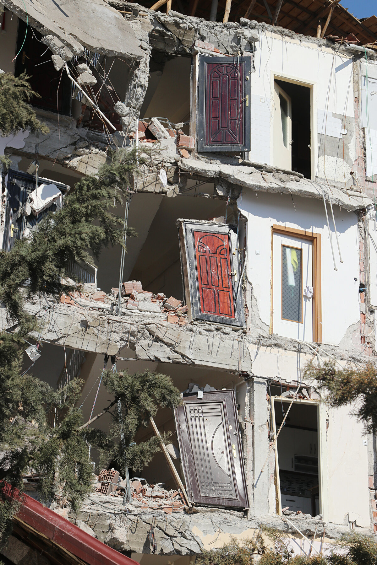 Taşıyıcı sistem incelemesinde de kolon-kiriş birleşim bölgesi etriyesinin bulunup bulunmadığı, kolon ve kirişlerde etriye sıkıştırmasının olup olmadığı, etriye aralığı ölçümü ve etriye kancası durumu, çiroz bulunup bulunmadığı tespit edilecek. Ayrıca taşıyıcı duvar malzemesinin tipi (ahşap, boşluklu tuğla, harman tuğlası, taş, briket) raporlara girecek.<br><br>