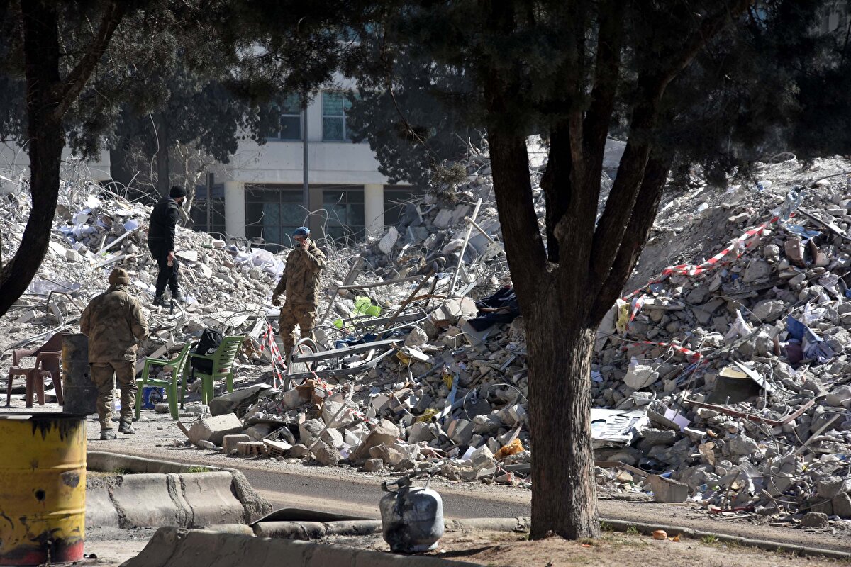 JANDARMA ENKAZIN BAŞINDA<br><br>Jandarma ekipleri, enkaz yığınları arasında değerli eşya arayan kişilere karşı da 24 saat nöbet tutuyor. 