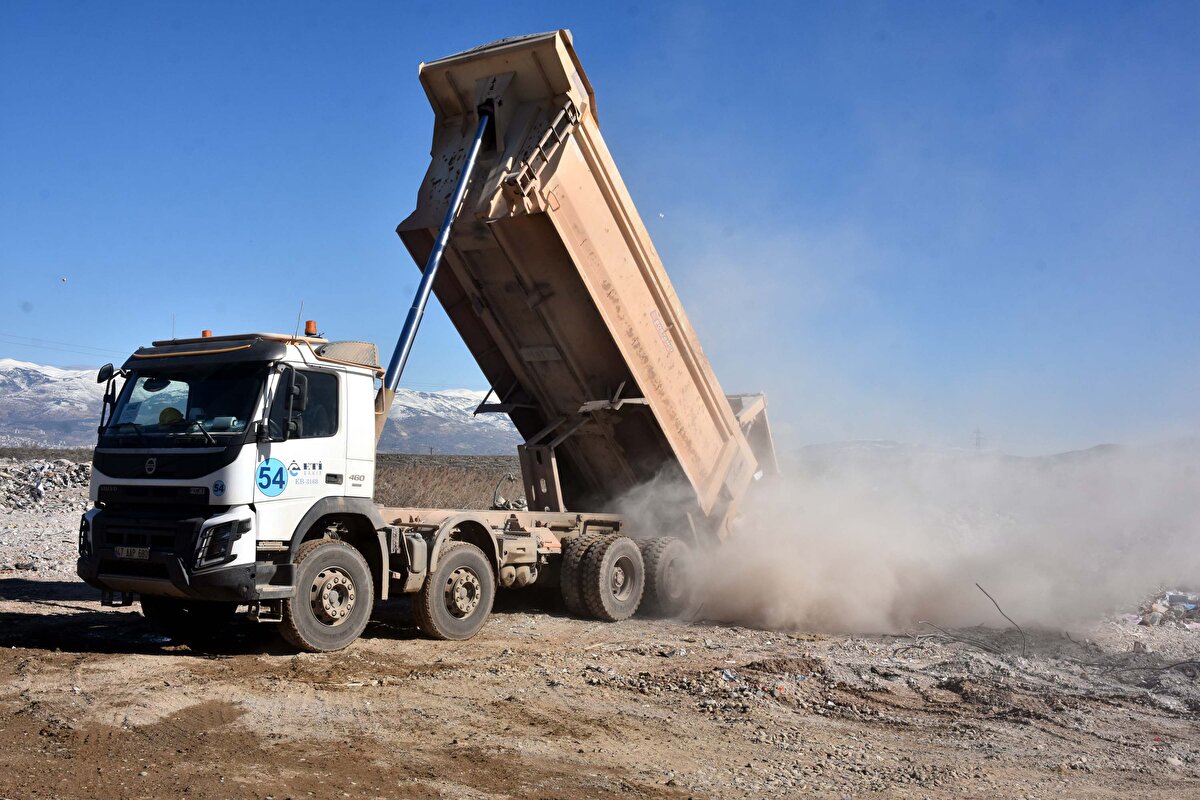 Enkazlar şehir dışına taşınırken;