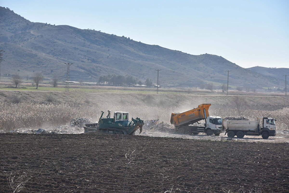 İş makineleriyle alınan enkaz, kamyonlara yüklenip şehir dışına taşınıyor. Kamyonlarla kent merkezine yaklaşık 15 kilometre uzaklıkta belirlenen 3 ayrı noktaya taşınan enkaz, bu alanlara boşaltılıyor. Enkaz toplama alanındaki iş makineleriyle de istifleme ve düzeltme çalışması yapılıyor.