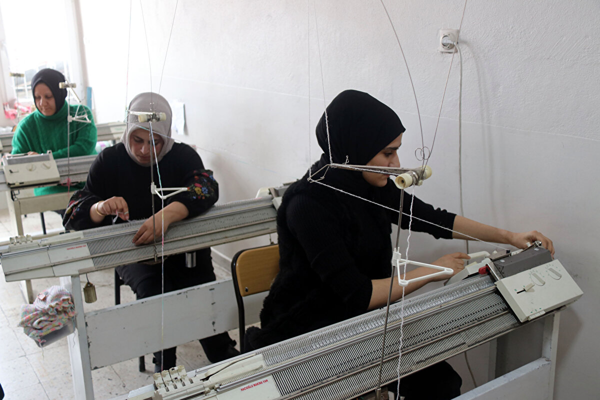 Giyim ve üretim teknolojisi usta öğreticisi Fatma Aydın ise "Depremden sonra arkadaşlarımızla burada 103 sweat ürettik. Malzemelerimiz olduğu sürece üretmeye devam edeceğiz. Deprem sonrasından hemen sweat üretmeye başladık. Çocuklar üşümesin diye, ilk etapta çocukları düşündük. Şimdi de üreteceğimiz eşofman takımlarını göndereceğiz" diye konuştu.<br>El sanatları teknolojisi usta öğreticisi Aynur Yılmaz da depremzedeler için nevresim diktiklerini belirterek, "Acı bir durum. Allah bir daha kimseye yaşatmasın. Üretime devam edeceğiz. Sosyal Yardımlaşma ve Dayanışma Vakfı'nın sunduğu malzeme desteğiyle bunu gerçekleştirdik" ifadelerini kullandı.