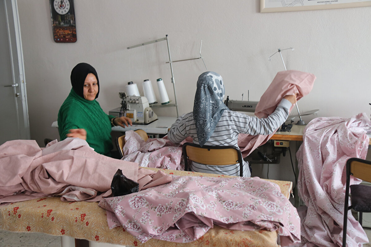 Bitlis Belediyesi, Valilik Sosyal Yardımlaşma ve Dayanışma Vakfı ile bazı hayırseverlerin gönderdiği malzemelerle Bitlis Halk Eğitim Merkezi'nde trikotaj, biçki, dikiş ve giyim bölümündeki yaklaşık 15 usta öğretici ve gönüllüler, depremin ardından bölgedeki çocuklar için atkı, bere, polar ve nevresim dikmeye başladı.