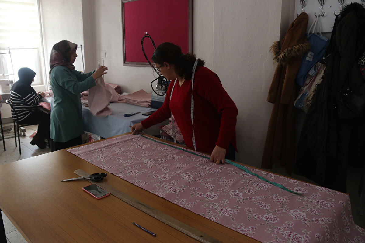 Hazırlanan ürünler, yetkililer aracılığıyla deprem bölgesine gönderiliyor. Trikotaj bölümü usta öğreticisi Gizem Aktaş, depremin ilk gününden itibaren bölgedeki vatandaşlara yardım etmek için çalıştıklarını belirterek, "Belediye ve halk eğitimden bize iplik ve malzeme ulaştıran herkesle iletişime geçtik. Bölgenin en zorlayan şartı soğuk hava olunca bizde mesleğimiz olarak da yapabileceğimiz güzel bir katkı olarak düşündük. Atkı, bere ördük ilk etapta. Acil yaptığımız 110 atkı ve bere, 10 hırkayı yetkililere ulaştırdık. Deprem bölgesine gönderdik. Atkı, bere yapmaya devam ediyoruz. Malzeme olduğu sürece sürdüreceğiz. Daha fazlasını yapmak için çaba göstereceğiz" dedi.