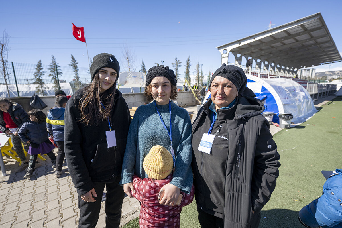 Antalya ve Batman`dan gelen 25 gönüllü öğretmenle resim yapan, oyun oynayan çocuklara psikososyal destek de veriliyor.<br>