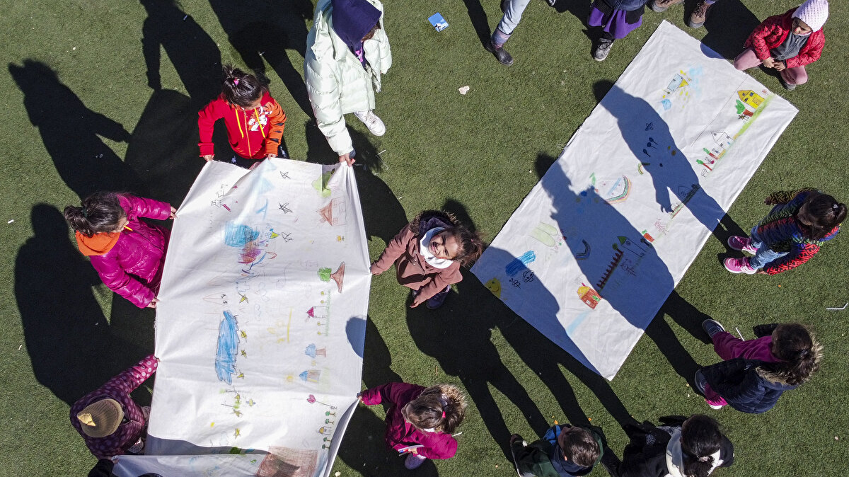 Gönüllü öğretmenler, çocukların geleceğe umutla bakabilmeleri adına "köy" adını verdikleri etkinlik düzenledi.<br>