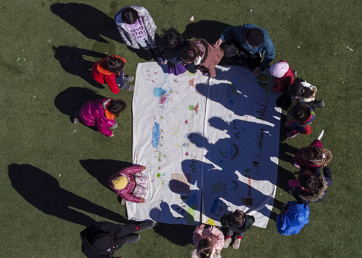 Kentte Sümerevler Atletizm Pisti`nde kurulan çadır kentte Milli Eğitim Bakanlığı koordinesinde asker ve polisler tarafından çocuklar için oyun alanı oluşturuldu.<br>