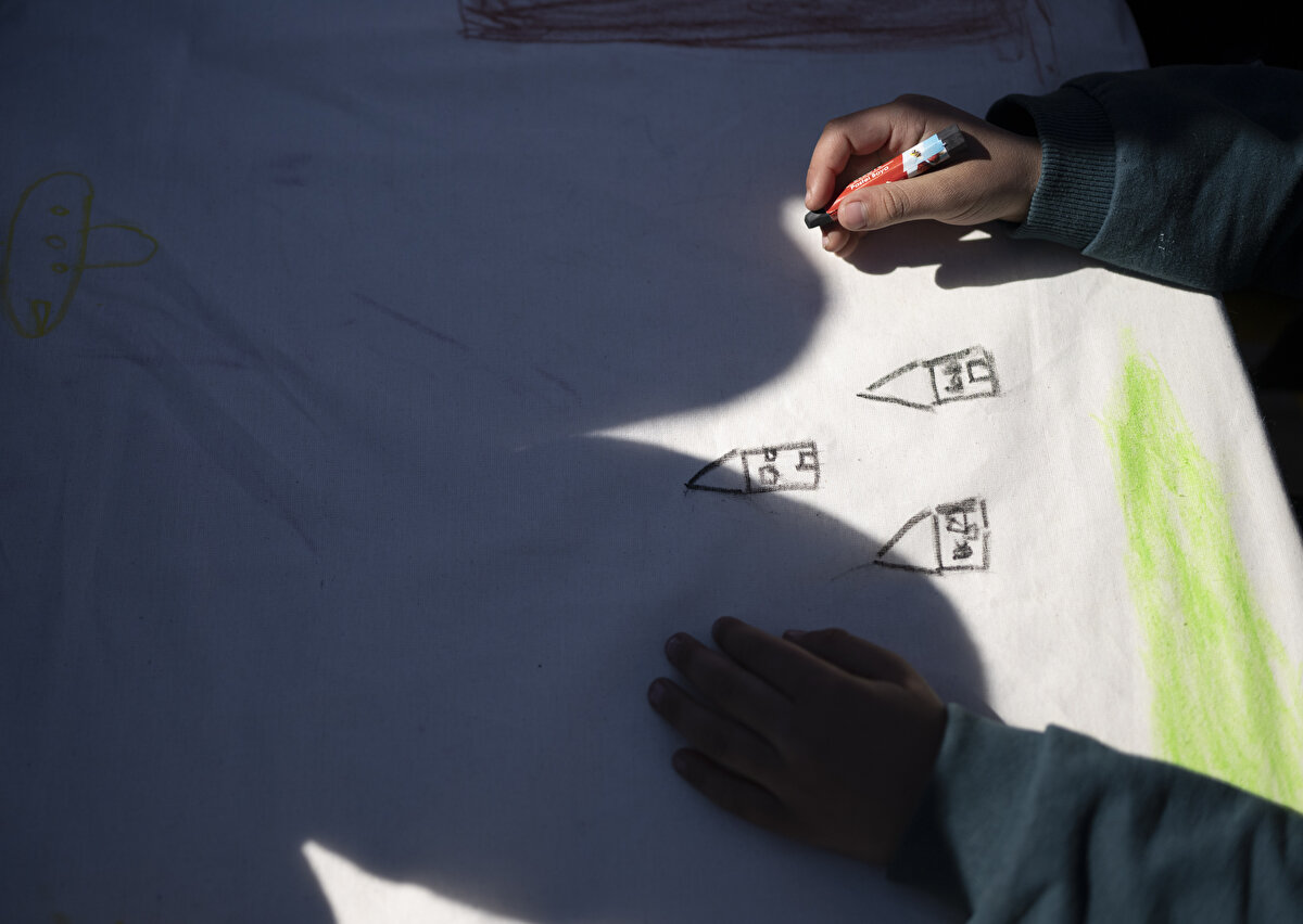 Gönüllü öğretmenlerden Betül Kaya da çocuklara mutlu bir alan oluşturmaya çalıştıklarını anlatarak, "Ailelerden güzel dönüşler aldık. Tek ihtiyacımız olan bu süreçte yüzlerinde gülümsemeydi. Biz bu gülümsemeyi gördük. Ebeveynler oturduğu zaman, onların da gülümsediğini gördük. Gerçekten çocuklarıyla yaraları sarmaya hazırlar. Çünkü onların öncelikleri çocukları. Mutluyuz. Amacımıza ulaştığımızı düşünüyoruz." diye konuştu.<br>