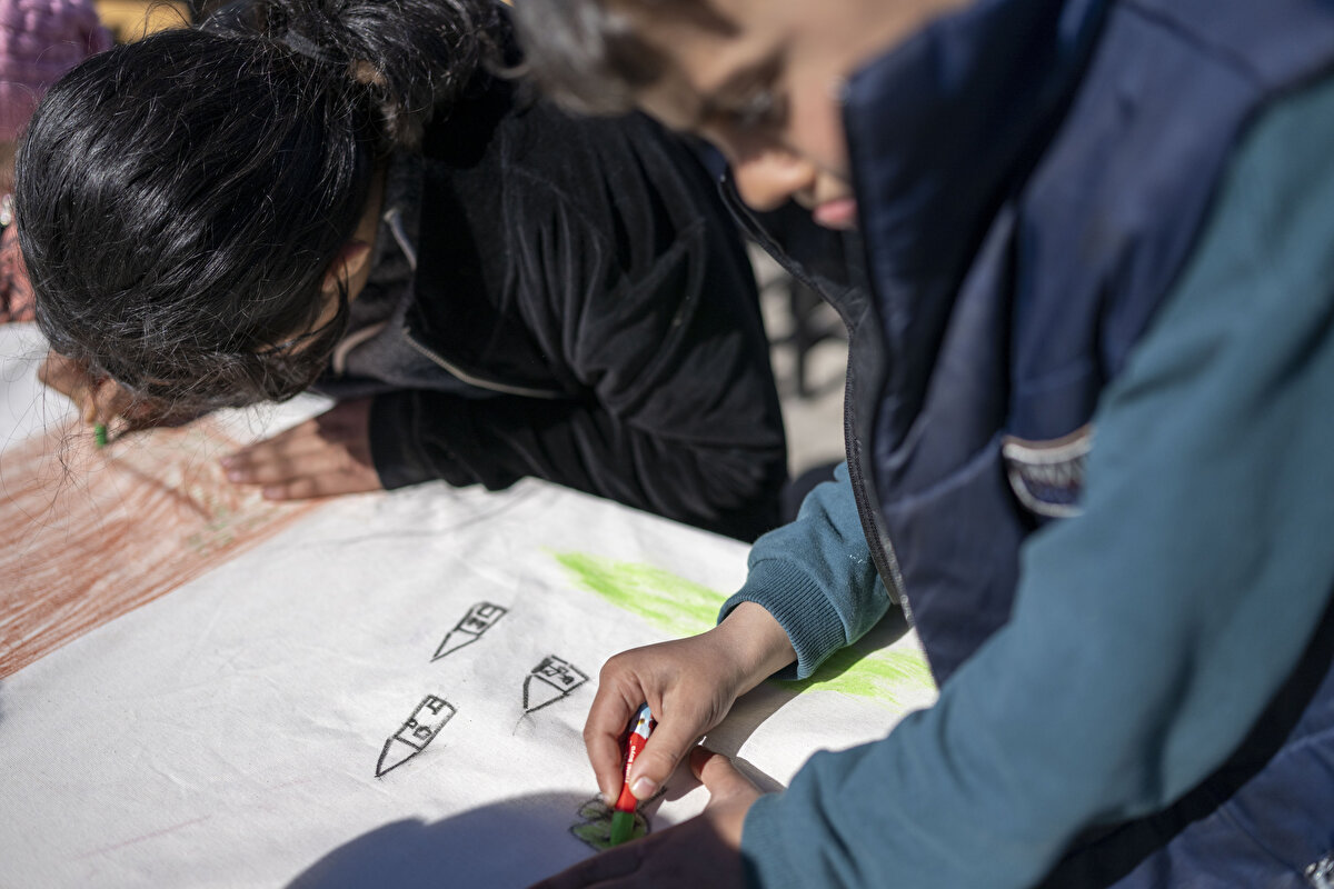 Çocukların hayatını normalleştirmek için mücadele ettiklerini vurgulayan Karataş, "Köy etkinliğimizde amacımız, onlara güvenli alanların olduğunu hissettirmek. Geleceğe dair bir bakış açısı sağlamalarına yönelik hep birlikte hayal ettikleri köylerini inşa ettiler. Geleceğe umutla bakabilmelerini hayal ediyoruz. Henüz daha yaralarını sarma aşamasında değiliz. Burada psikolojik ilk yardım olarak geldik. Zamanla yaraları hep beraber saracağız." dedi.<br>