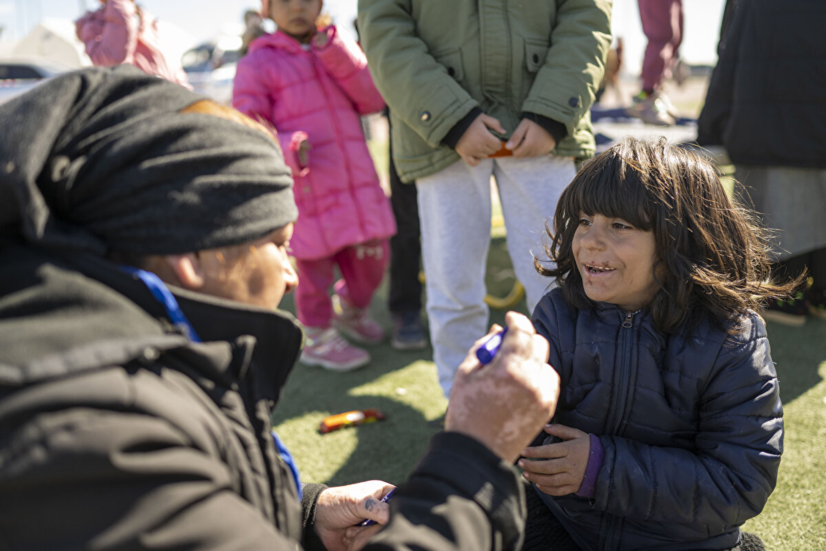 Antalya Milli Eğitim Müdürlüğünde görevli gönüllü öğretmen Merve Karataş, çocuklara psikososyal destek verdiklerini söyledi.<br>