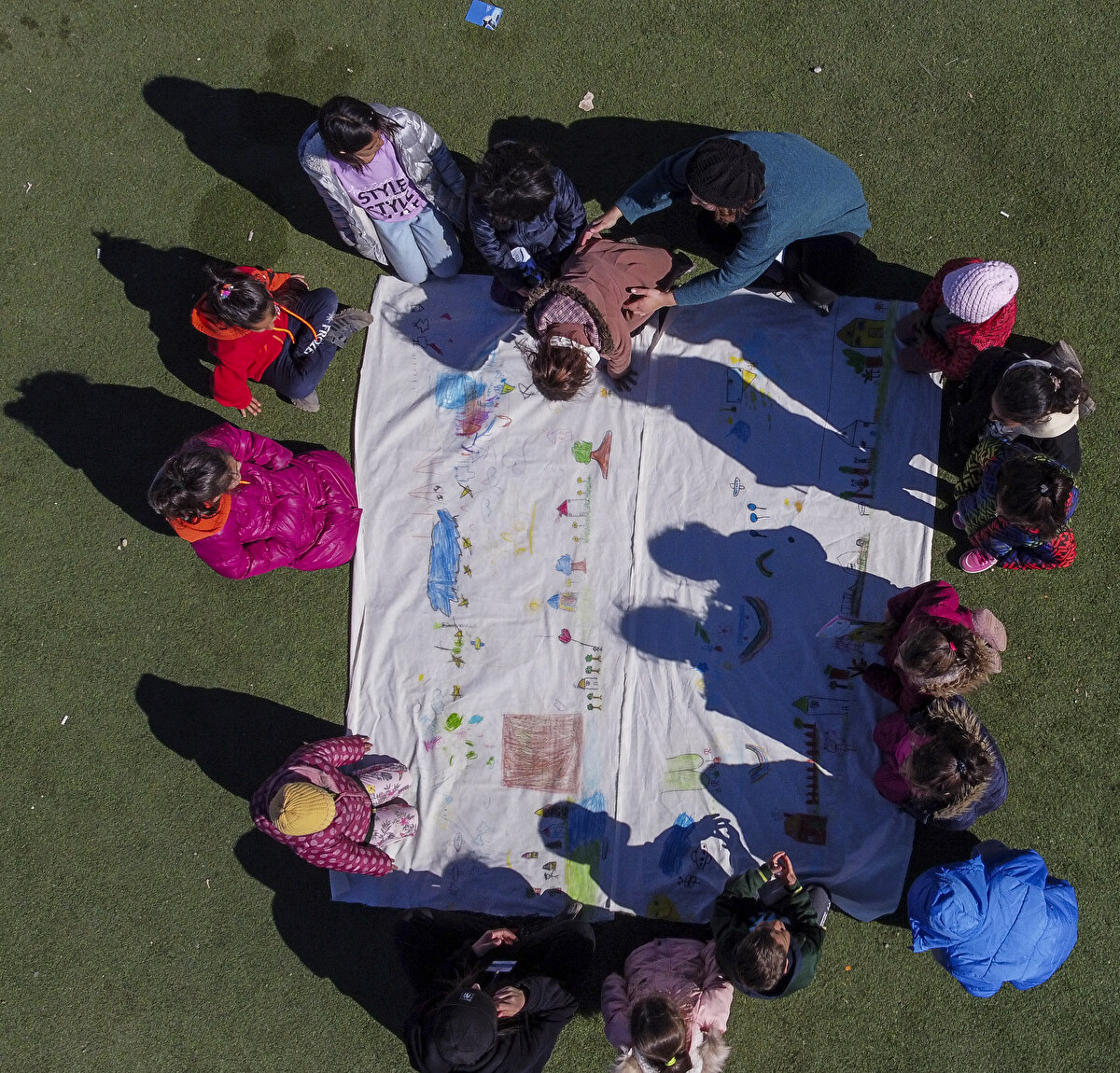 Bu destekle depremin çocuklarda neden olduğu travmanın izlerinin silinmesi hedefleniyor.<br>