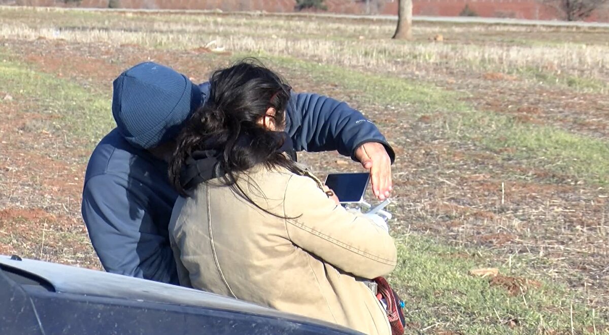 İTÜ Jeoloji Mühendisliği Bölümü ekibi 10. günde Kahramanmaraş'tan geçen Narlı fay hattının bitiş noktasında yer alan Pazarcık ilçesine bağlı Tetirlik köyünde inceleme yaptı. İTÜ Jeoloji Mühendisliği Bölümü Öğretim üyesi Prof. Dr. Hüsnü Serdar Akyüz, Doç. Dr. Cengiz Zabcı, Prof. Dr. Gürsel Sunal, Dr. Nurettin Yakupoğlu ve doktora öğrencisi Asen Sabuncu, Narlı fay hattının bitiş noktasında Doğu Anadolu fay hattı ile kesiştiği bölgeyi raporladı. Doç. Dr. Cengiz Zabcı tarafından havadan yüksek çözünürlüklü dron ile fay hattı görüntülendi.