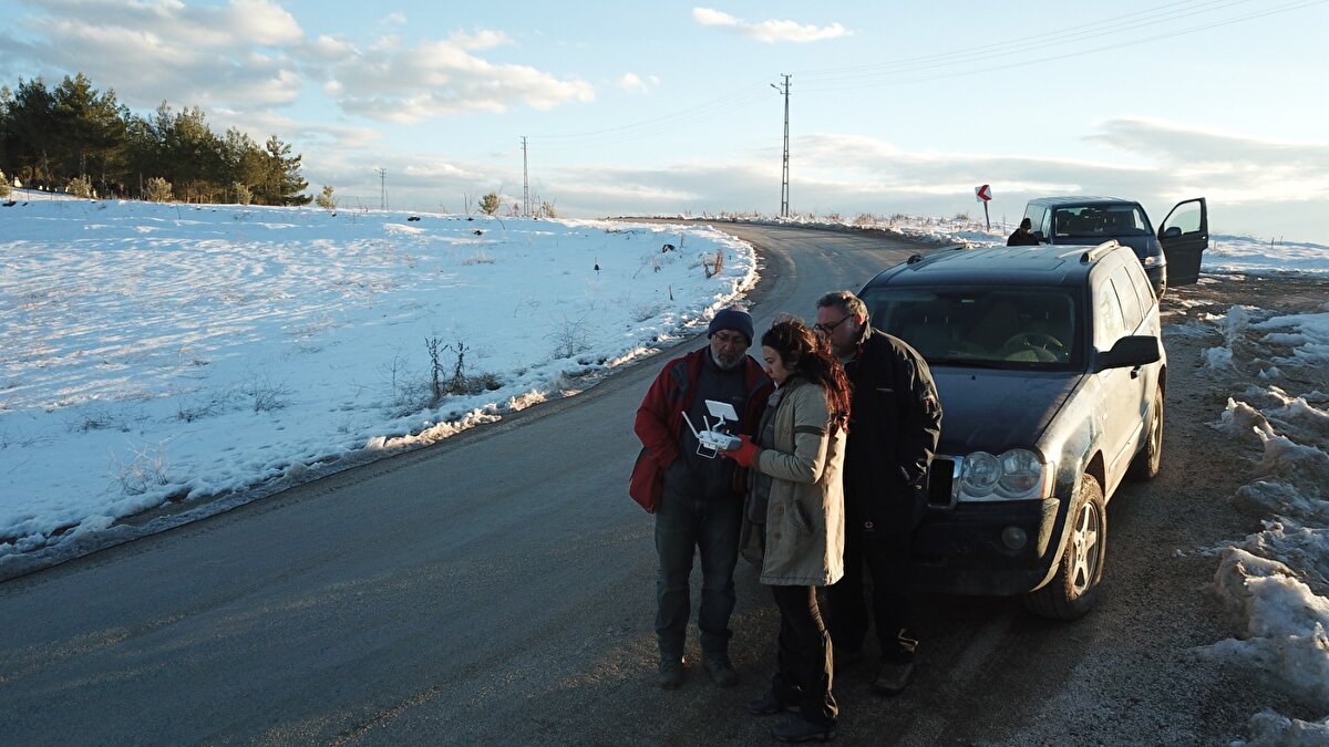 "SİSTEMLER BİRBİRİNE YAKLAŞTIKÇA DAHA KOMPLEKS BİR FAY GEOMETRİSİ İZLİYORUZ"<br>Prof. Dr. Hüsnü Serdar Akyüz, kesişen fayların birbirine yaklaştıkça karışık bir fay geometrisi görüldüğünü belirten "Öğlen saatlerinde kırılan fay parçası ise Çardak fayı. O da gene Doğu Anadolu fayından ayrılan doğu-batı gidişli bir fay. Şimdi Narlı fayının üzerinde ölçtüğümüz ötelenmeler maksimum 2 buçuk metreydi, genellikle daha düşük 1 ve 1 buçuk metre ötelenmeler ölçtük ama sonlara doğru gittikçe bu fay saçılmaya başladı, çünkü artık büyük bir sistemle karşılaşıyor. 2 tane fay sisteminin kuzeyde karşılaştığı noktayı da biliyoruz. Mesela bir parça burada. Sistemler birbirlerine yaklaştıkça daha kompleks bir fay geometrisi izliyoruz. Bunları tam olarak anlayabilmek için çakışma bölgesinde fay kırıkları nasıl yöneliyor, üzerinde ne tür ötelenmeler var? Bunları anlayabilmek için yerden gözlemler yapıyoruz. Aynı zamanla da dron ile daha geniş bir alanı yüksek çözünürlüklü olarak tarıyoruz. Bu iki büyük fayın kesişmesinin anlaşılması açısından da önemli bilgiler sağlıyor. Çalışmalar sürdükçe artık net şeyler söylemeye başlıyoruz. En azından 5 tane fay parçasının kırıldığını söyleyebiliyoruz. Bunların toplam uzunluklarını az çok tahmin edebiliyoruz. Kuzey'e doğru Gölbaşı'ndan Kuzey Doğu'ya doğru devam eden Erkenek segmentinin Kuzey Doğu kesimlerinde mevsim koşulları nedeniyle sağlıklı veriler gelmedi. Dron ve hava radarları ile mümkün olan verileri toplamaya çalışıyoruz" diye konuştu.