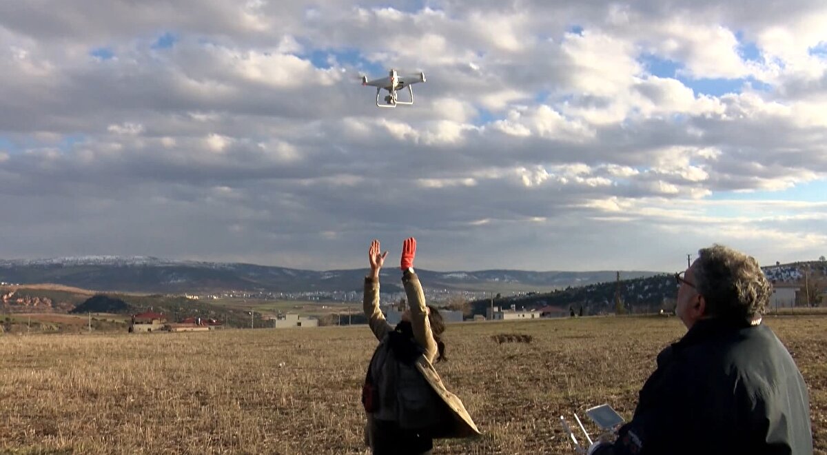 "KIRILAN 4 SEGMENTİN TOPLAM UZUNLUĞU 300 KİLOMETREYE YAKIN"<br>İTÜ Jeoloji Mühendisliği Bölümü Öğretim üyesi Prof. Dr. Hüsnü Serdar Akyüz, "Deprem Doğu Anadolu fayı fakat Doğu Anadolu fayının dışında Narlı ve Çardak fayı da kırıldı. Doğu Anadolu fayının 3 tane segmenti var. En güneyde Amanos segmenti, yaklaşık 100 kilometrelik bir kesim, orası kırıldı. Türkoğlu ile Gölbaşı arasında Pazarcık segmenti olarak adlandırdığımız Pazarcık segmenti kırıldı. Gölbaşı'ndan Kuzey Doğu'ya doğru devam eden Erkenek segmenti kırıldı. Bunlar Doğu Anadolu fayına ait segmentler. Bunun dışında Güney'de Ölü Deniz fayı dediğimiz Hatay'ın doğusundan geçen Ürdün'e doğru devam eden Ölüdeniz fayı var. Ölüdeniz fayının da en kuzey ucu, Narlı fayı olarak adlandırılıyor. Narlı fayının Doğu Anadolu Fayı ile çakışma noktasındayız. Sabah ilk depremde kırılan hatlar bu hatlar. Amanos, Pazarcık, Erkenek ve Narlı segmenti, 4 tane segment kırıldı. Bunların toplam uzunluğu da 280-300 kilometreye yakın" dedi.