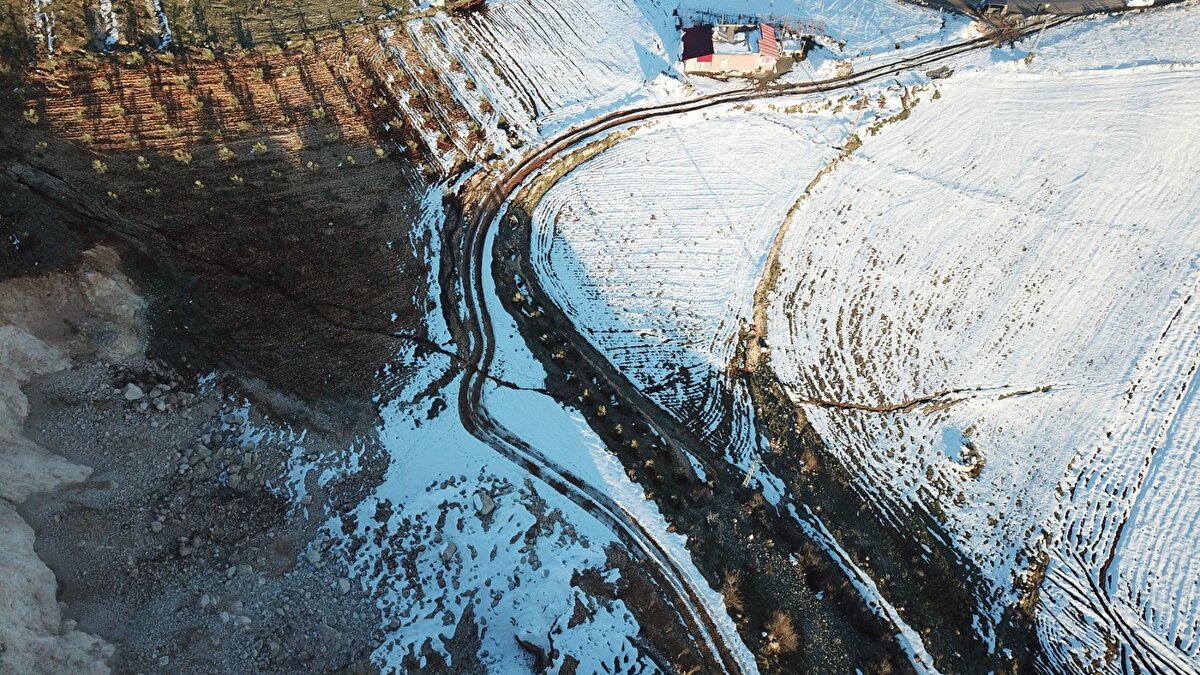 "NARLI FAYININ BU DURUMU KIRILABİLECEĞİNİ GÖSTERİYOR"<br>Prof. Dr. Hüsnü Serdar Akyüz, "Narlı fayının bu durumu kırılabileceğini gösteriyor, geçmişte de kırıldığını gösteriyor, gelecekte de kırılacağını anlatıyor. Bizim açımızdan önemli olan iki farklı fay sisteminin karşılaşma noktası. Oradaki yapılar bize fay sisteminin karşılaştığı yerlerde ne tür yapılar gelişiyor onları anlatıyor. Burası bir deprem bölgesi. Bu çakışma noktalarının olduğu yerler biraz daha kompleks yapılar. Dolayısıyla etkilediği alanlar da genişliyor. Mesela tek bir fay hattının kırıldığını düşünürsek bunun civarında ve uçlarında hasar bekleriz. Ama deformasyon zonu, kırıkların genişlediği yerlerde daha geniş alanlarda yıkım ve hasarlar görüyoruz. Çardak tarafında bir ekip çalışmasını bitirdi ama bir de hava radarı ile orayı tarayacağız. Bazı özel firmalar destek oldular, ordu da elinden geldiği kadar helikopterler ile destek çıkmaya çalışıyor. Bu bilgileri bir araya getirdikten sonra daha sağlıklı şeyler söyleyeceğiz. Gelecekte biz ne beklediğimizi daha sağlıklı şekilde söyleyeceğiz" şeklinde konuştu.