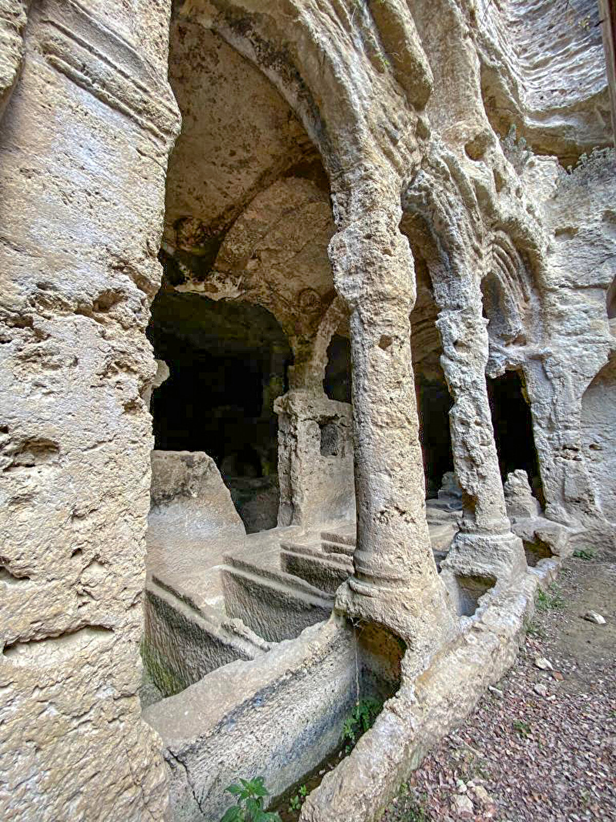 Kahramanmaraş merkezli 10 ili etkileyen 7.7 ve 7.6 büyüklüğündeki depremlerde en çok yıkım ve can kaybının yaşandığı yerlerden biri de Hatay oldu. 'Medeniyetler şehri' olarak bilinen kentte birçok binanın yanı sıra tarihi inanç merkezlerinin birçoğu, depremde yerle bir oldu. Yıkılan cami, sinagog ve kilise gibi binaların aksine bazı tarihi yapılar, büyük depremde hasar görmedi.