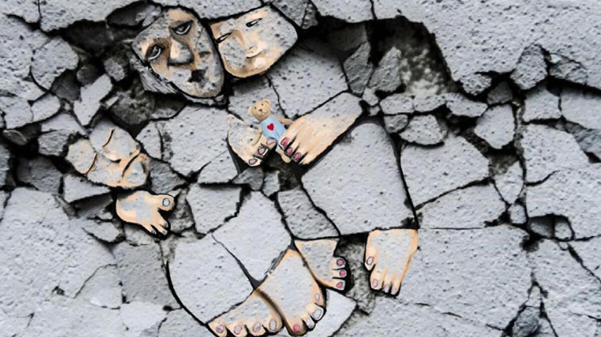 Haitham Saigh'nin resmi, çökmüş bir binanın enkazı arasında ölen bir çocukla birlikte bir aileyi tasvir ediyor. 