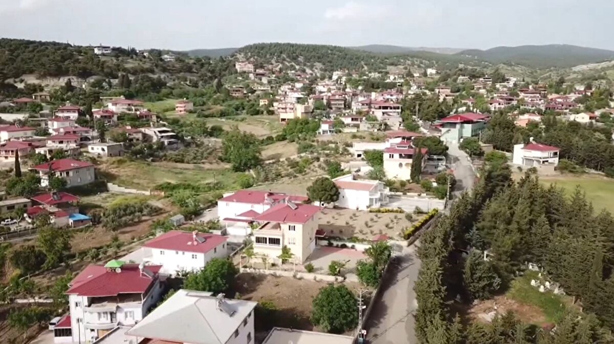 Metrelerce uzunlukta devam eden fay kırığı vatandaşları ise tedirgin etti. Pazarcık-Narlı civarından başlayarak Çelikhan'a doğru, daha sonra da Kırıkhan civarından Türkoğlu'na doğru devam eden fay kırığı havadan görüntülendi. Kilometrelerce uzunlukta olan kırık depremin büyüklüğünü gözler önüne seriyor.