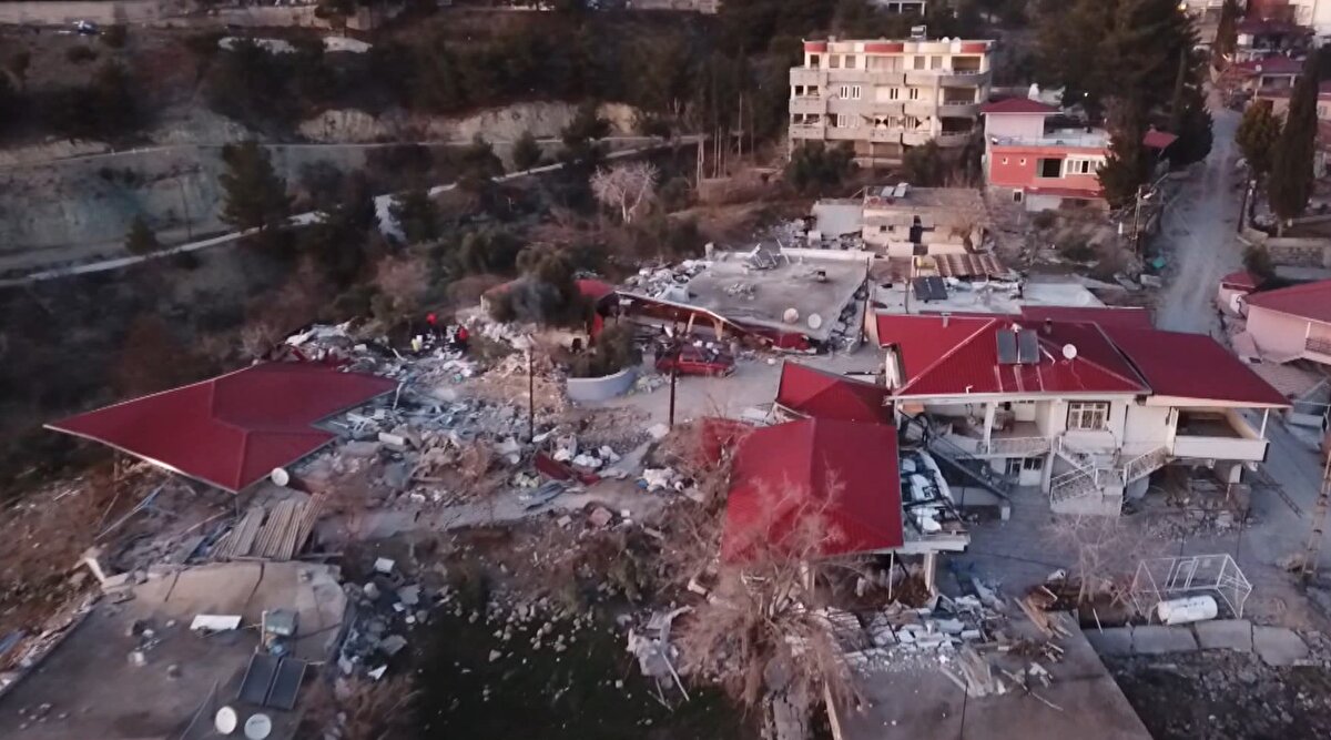 "1 ŞUBAT'TA MEMLEKETİME GELDİM, CEHENNEM GİBİYDİ"<br>Londra'da yaşayan ve 1 Şubat'ta köyüne tatile gelen Bedran Bedo Cullu, o anları anlattı. Cullu,"Normalde Londra'da yaşıyorum, depremden 5 gün önce Türkiye'ye memleketime geldim. Normalde 9 Şubat'ta dönmek üzere gelmiştim. Deprem günü cehennem gibiydi. Önce uykudan kalktığımız zaman büyük bir ses duyduk. Neyin ne olduğunu anlamadık. Öyle bir sarsıntı yaşadık ki anlatamam. 3 şekilde oldu, önce sağa sola salladı, sonra öne arkaya, daha sonra olduğu yerde zıplatan bir depremdi.