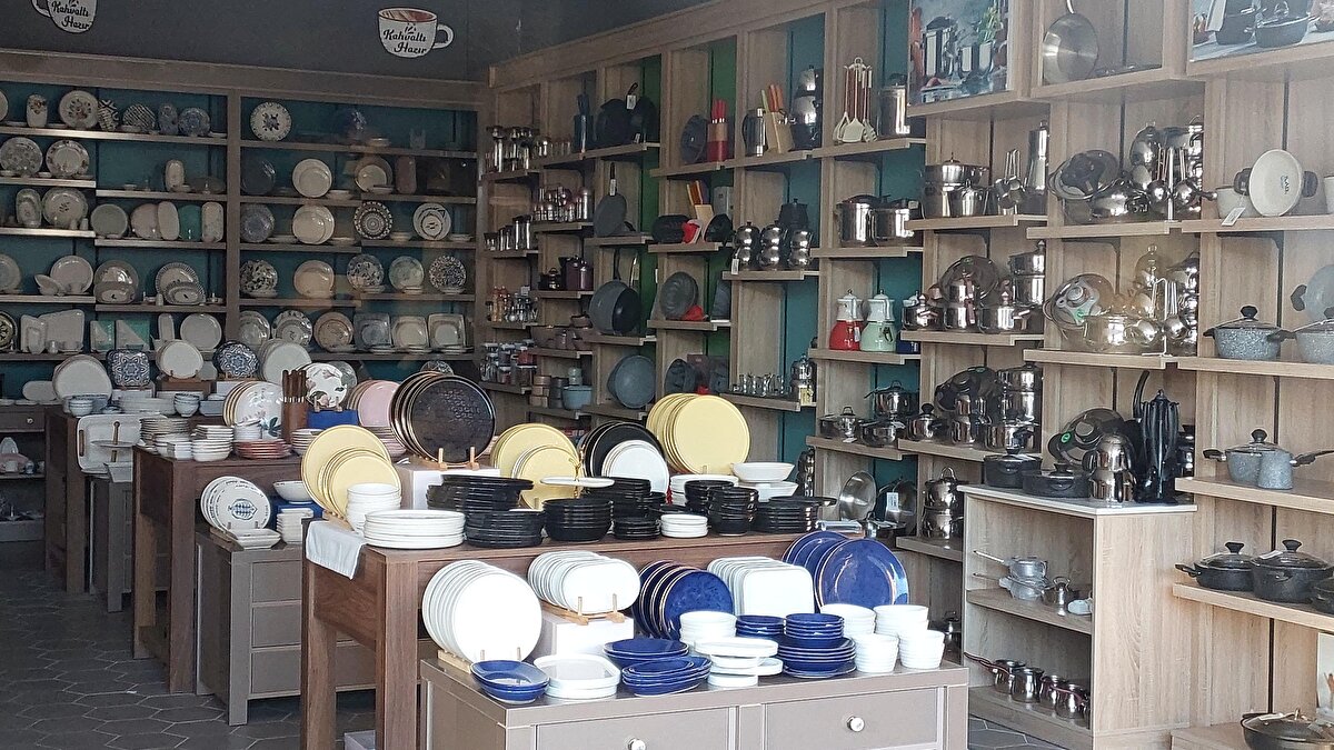 İki büyük deprem sonrası binlerce binanın yıkıldığı felakette, mağazada porselen tabak, bardak ve mutfak eşyalarının sergilendikleri raf ve tezgahlardan düşmemesi dikkati çekti.