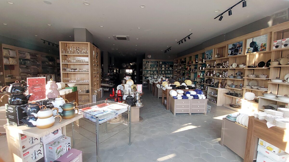 Apartmanın çevresinde bulunan binalar yıkıldı.