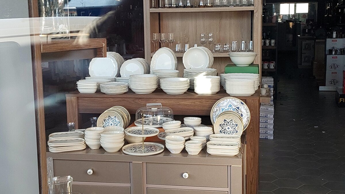 Hasar görmeyen apartmanın altındaki mutfak eşyalarının satıldığı mağazada ürünlerin devrilmemiş olması ise şaşırttı.