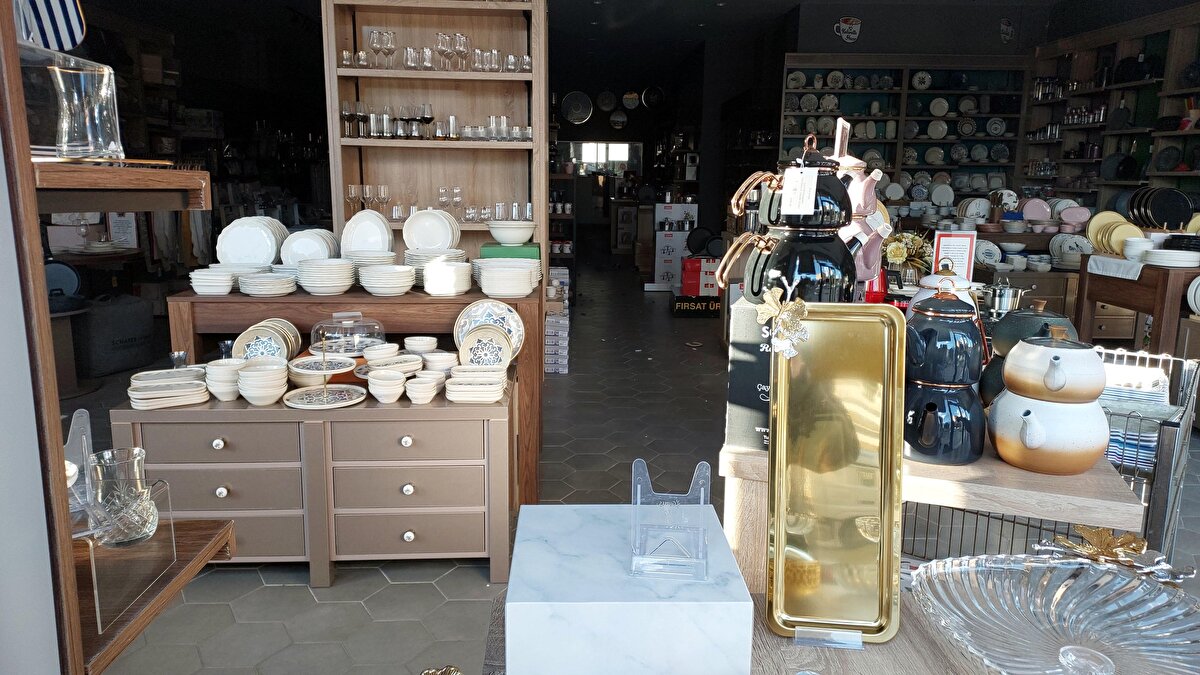 Kahramanmaraş merkezli 7.7 ve 7.6'lık iki deprem 10 ilde büyük yıkıma neden olurken, Onikişubat ilçesindeki bir apartman ve altında bulunan iş yerleri hasar görmedi.