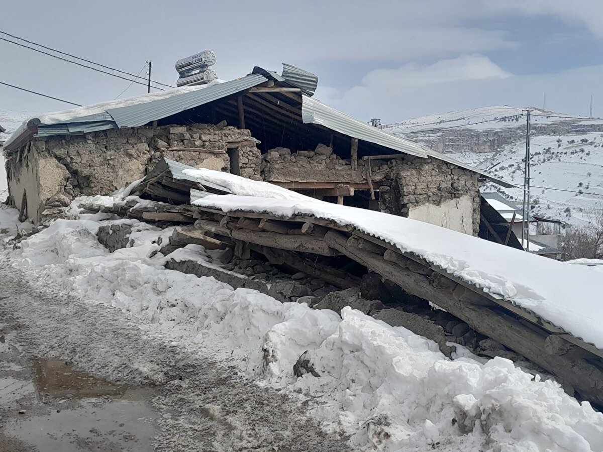 Özellikle gurbetteki mahalle sakinlerinin maddi destekleriyle yaraları sarmaya çalıştıklarını belirten Altıntop, şöyle konuştu:<br><br>"Birlik ve beraberliğe en fazla ihtiyaç duyduğumuz bugünlerde dondurucu soğuğu birbirimize kenetlenerek aşmaya çalışıyoruz. Malatya'nın sembolü olan onlarca kerpiç evimiz depremde yıkıldı. Mahallemizin 1000 olan nüfusunun yaklaşık yarısını Sivasspor Kulübü otobüsüyle tahliye ettik. Bizlere zor gün desteğinde bulunan tüm hayırseverlerimizi ve Sivasspor'umuzun katkılarını hiç unutmayacağız. Depremzedelerimiz için 3 tır yardım, hayvanlarımız için de 2 tır yem desteği sağladık. Mahallemizdeki fırında 10 gündür, ücretsiz sıcak ekmek dağıtımı yapıyoruz. Burada 4 lojistik deposu oluşturduk. Talepler doğrultusunda ihtiyaçlar koordineli şekilde sağlanıyor. Her eve elektrikli ısıtıcı dağıttık. Bizlere bu katkıları sunan tüm hayırseverlerimize teşekkür ediyoruz. Bu zor günlerin de geçeceğine inanıyoruz. Kendilerine ve otobüsü buraya yönlendirmesini sağlayan gönüllü bağışçılarımıza teşekkür ediyoruz."