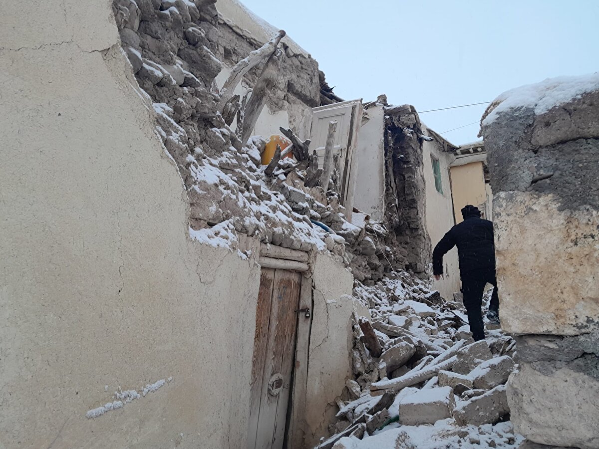 Kozluca Mahallesi Muhtarı Vedat Akgün ise depremin ilk anından itibaren kamu kurum ve kuruluşlarıyla koordineli şekilde çalıştıklarını söyledi.