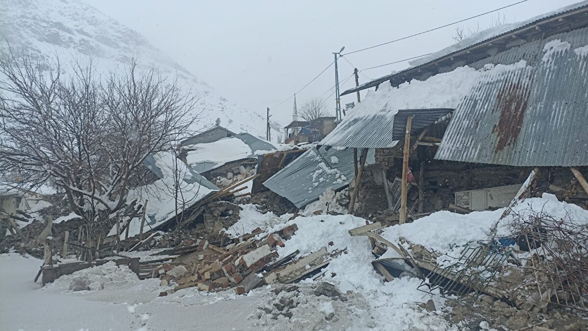 Sivasspor, otobüsünü yolladı<br><br>Kozlucalılar Derneği Başkanı Ahmet Altıntop, AA muhabirine, depremin hemen ardından mahalle sakinleri için organize olduklarını söyledi.