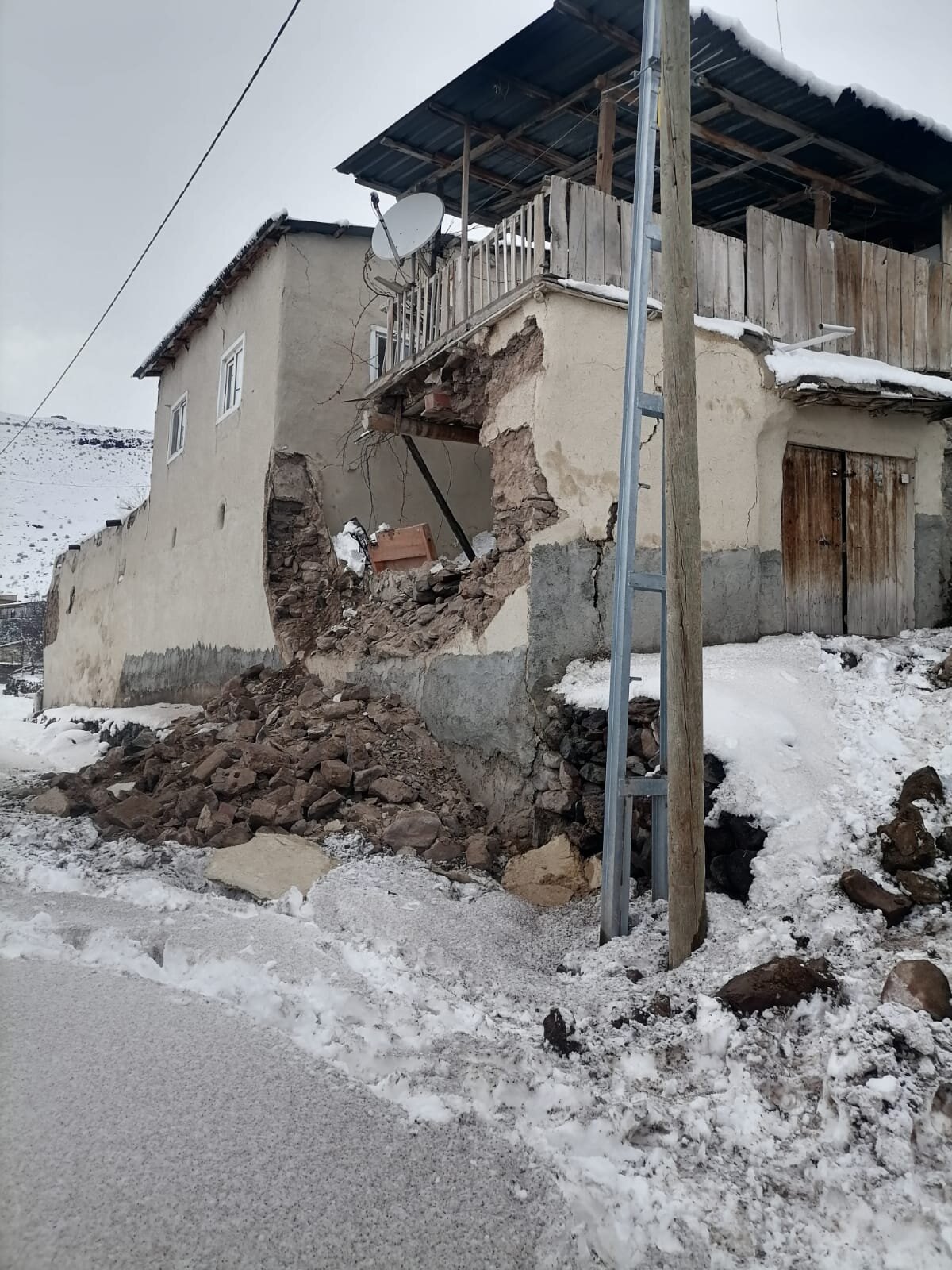 <br>Canını son anda kurtardığını dile getiren Altıntop, minibüsüyle mahalle sakinlerine destek vermeye devam ettiğini ifade etti.<br>