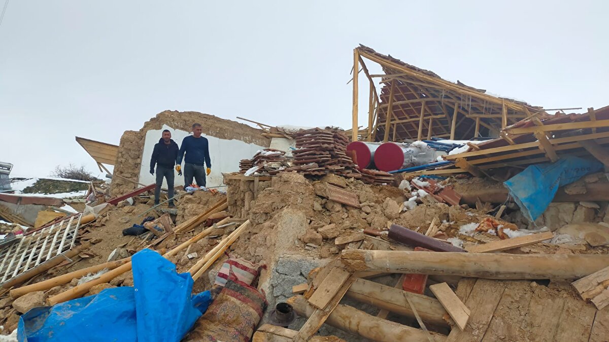 Mahallenin temel geçim kaynağı olan yüzlerce küçükbaş hayvan telef oldu.<br>