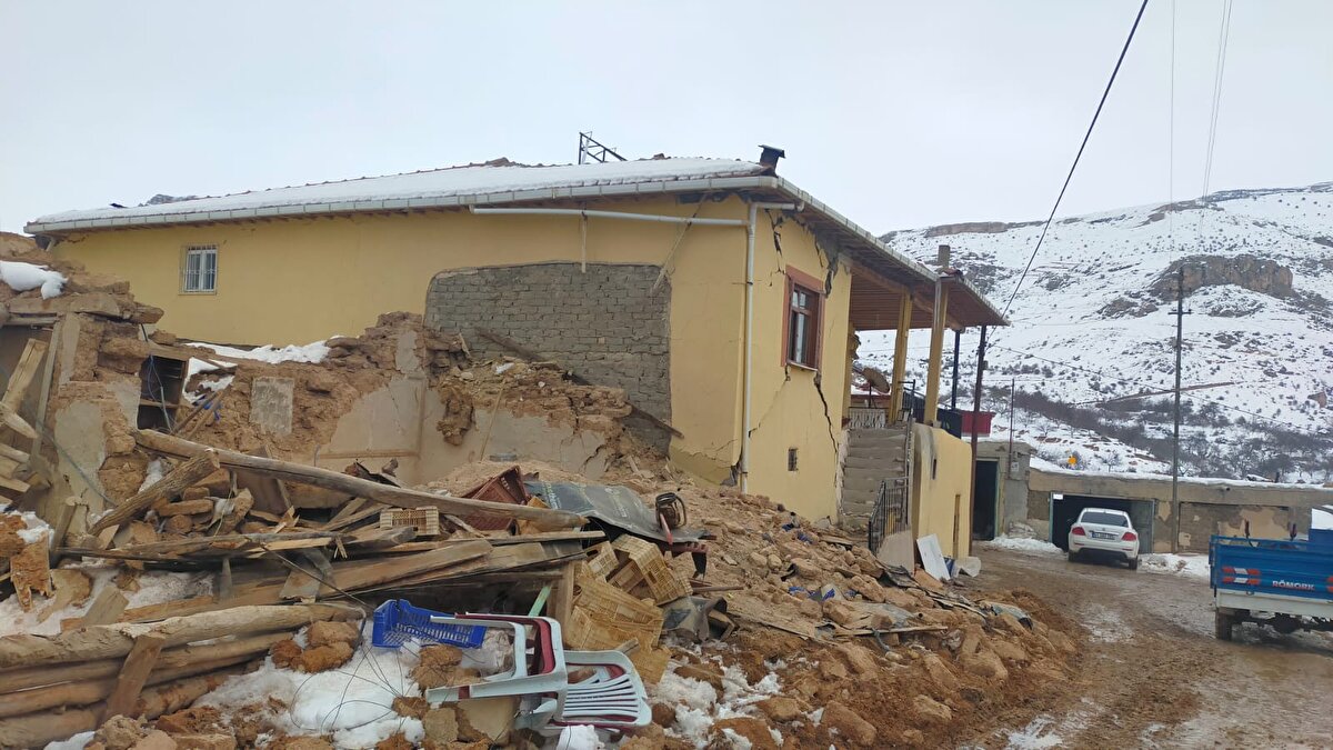 Kar kalınlığının 1 metreyi bulduğu, hava sıcaklığının eksi 20 santigrat dereceleri gördüğü mahallede depremzedeler, zor günler geçiriyor.<br>