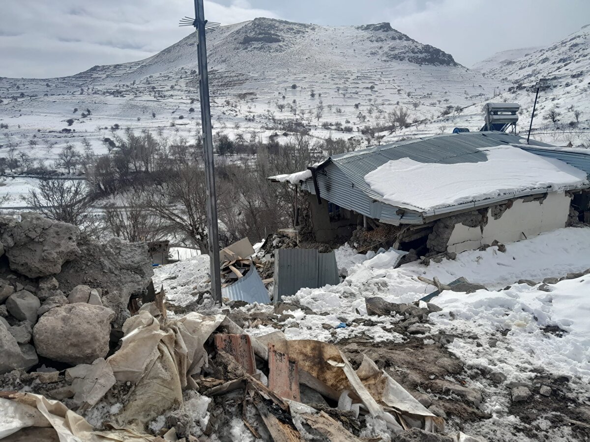 Devletin her türlü ihtiyaç ve talepleri gidermek için adeta seferber olduğunu belirten Akgün, bu zor günlerde mahalle sakinlerinin çok güzel birliktelik ve dayanışma örneği sergilediğini dile getirdi.