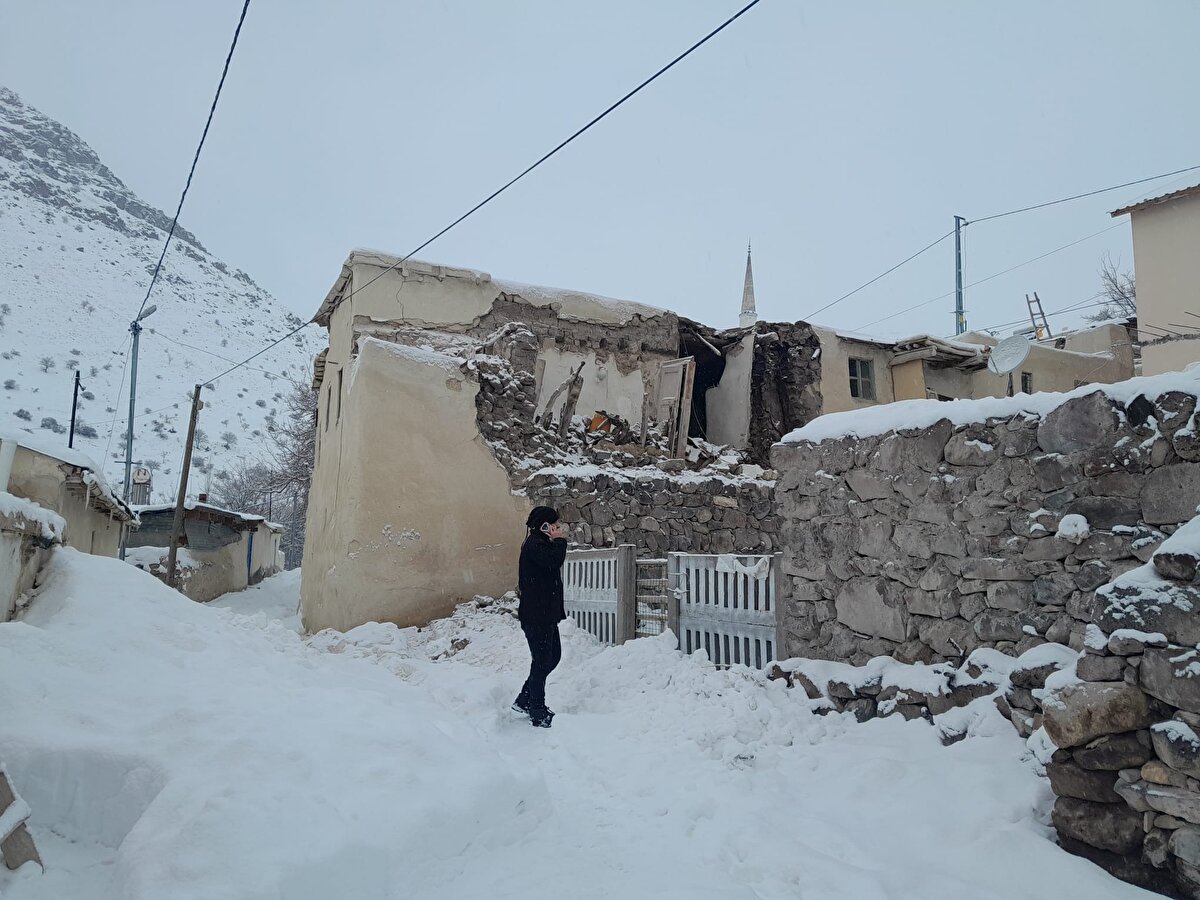 Depremlerde bir kadının hayatını kaybettiği mahallede bulunan yaklaşık 200 evin tamamı kullanılamaz hale geldi.
