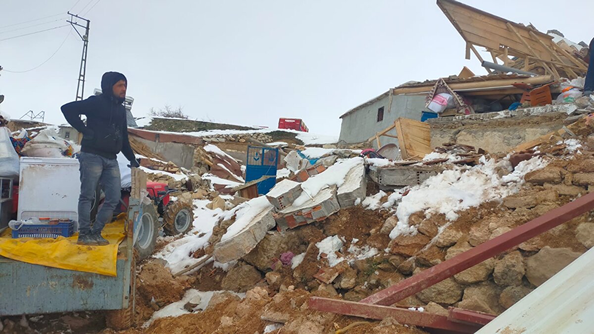 Mahalle sakini Mustafa Altıntop ise deprem sonucu 3 katlı evin altında işlettiği bakkal dükkanının enkaz altında kaldığını belirtti.