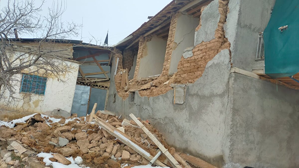 Devletin yanı sıra özellikle gurbetteki mahalle sakinleri adeta bir seferberlik ruhuyla başta gıda ve barınma olmak üzere depremzedelerin temel ihtiyaçları karşılamak için gece gündüz yoğun çaba gösteriyor.<br>