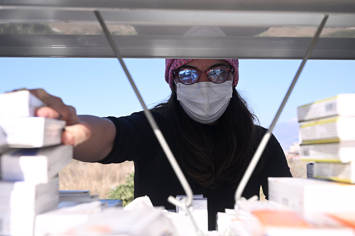 Türen, birinci derece yakınlarının afet bölgesinden tahliyesini sağladıktan sonra eczacılık hizmetini sunmaya yönelik çaba içine girdiklerini dile getirdi.